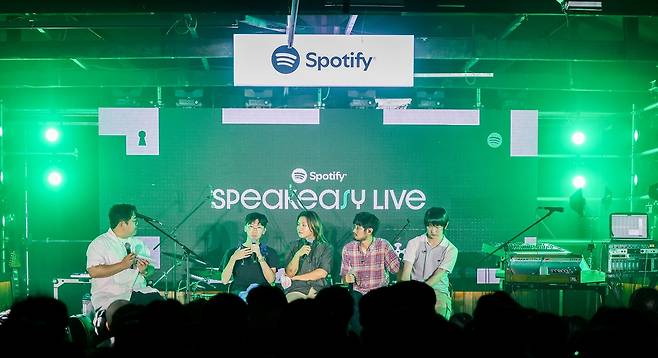 Indie rock band Silica Gel talks with an event host during Spotify's "Speakeasy Live" event held in Seongsu-dong, Seoul, Tuesday. (Spotify)