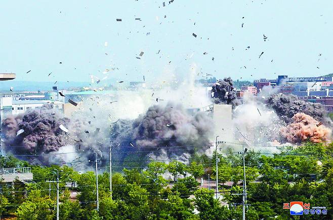 This photo provided by the North Korean government shows the explosion of an inter-Korean liaison office building in Kaesong, North Korea, on June 16, 2020. South Korea says that North Korea has exploded the inter-Korean liaison office building just north of the tense Korean border. [AP/YONHAP]