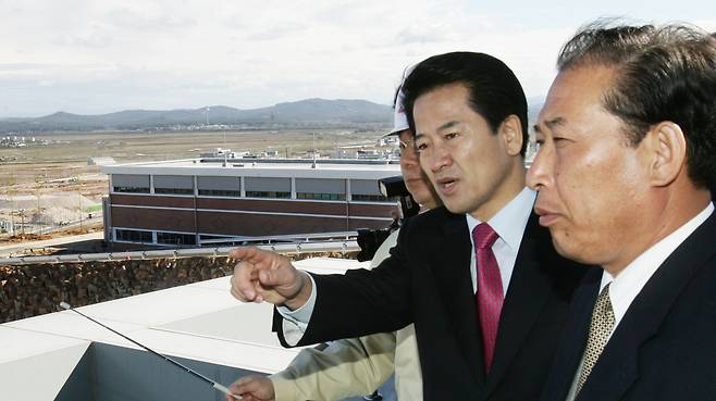 Chung Dong-young, then-United New Democratic Party presidential candidate, right, tours the Kaesong Industrial Complex on Oct. 17, 2007. [YONHAP]