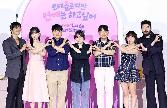 The producers and panelists of the upcoming Netflix dating show ″Better Late Than Single″ pose for photos during the show's press conference held in Yongsan District, central Seoul, on June 3. From left are actors Seo In-guk and Kang Hanna, producers Cho Wook-hyung, Kim Noh-eun and Won Seung-jae, comedian Lee Eun-ji and singer Car, the garden. [YONHAP]
