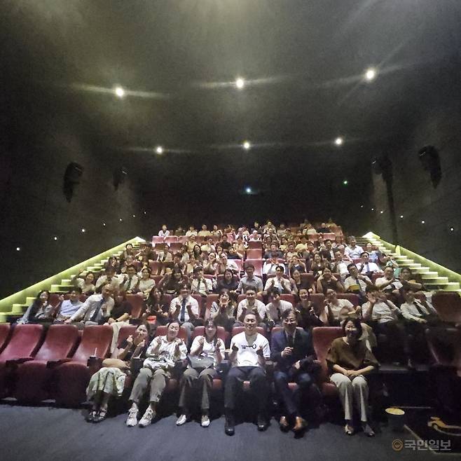 지난 1일 대구에서 열린 영화 ‘킹 오브 킹스’ 목회자 시사회에서 참석자들이 기념사진을 촬영하고 있다.