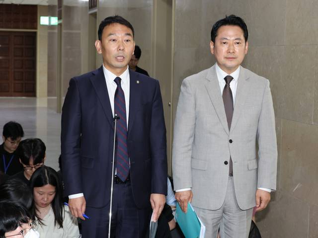 국회 법제사법위원회 여야 간사인 더불어민주당 김용민(왼쪽) 의원과 국민의힘 장동혁 의원이 2일 국회에서 상법 개정안 처리와 관련한 합의 사항을 설명하고 있다. 연합뉴스