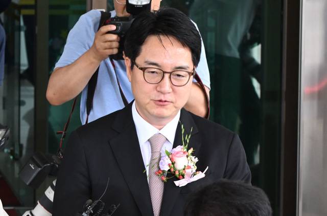 심우정 전 검찰총장이 2일 서울 서초구 대검찰청에서 퇴임식을 마친 뒤 떠나고 있다. 윤웅 기자