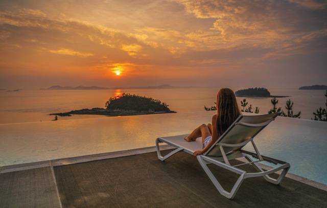 전남 해남군 화원면 오시아노 관광단지 내에 지난해 11월 개장한 해남 최초 4성급 호텔 ‘오시아노 해남126’ 인피니티 풀에서 바라본 해넘이가 장관이다.