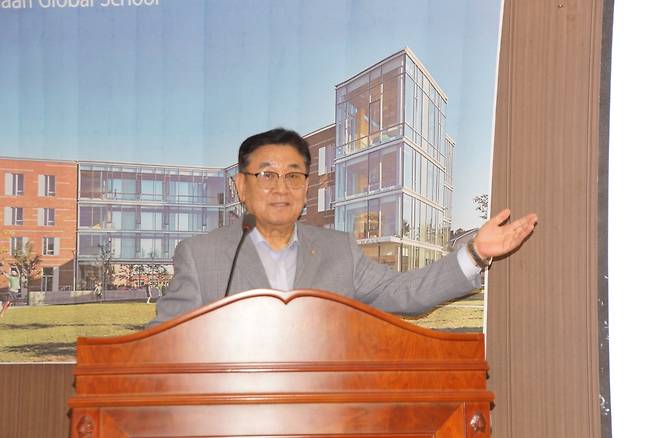 김성우 이사장이 지난 1일 가나안농군학교(영남) 본관 1층 강의실에서 AI가 인간의 일자리를 대체하는 시대에 가나안농군학교(영남)가 어떤 역할을 해야 하는지에 대해 설명하고 있다.