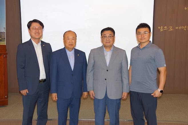 이현희(왼쪽 두 번째) 설립자와 김성우(오른쪽 두 번째) 이사장이 학교 설명회를 마치고 학교 관계자와 함께 기념촬영을 하고 있다.