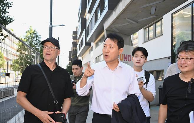 오세훈 서울시장이 2일(현지시간) 빈의 노르트반호프 지구에 위치한  청년 주거단지 '융에스 보넨'을 둘러보고 있다. 서울시 제공