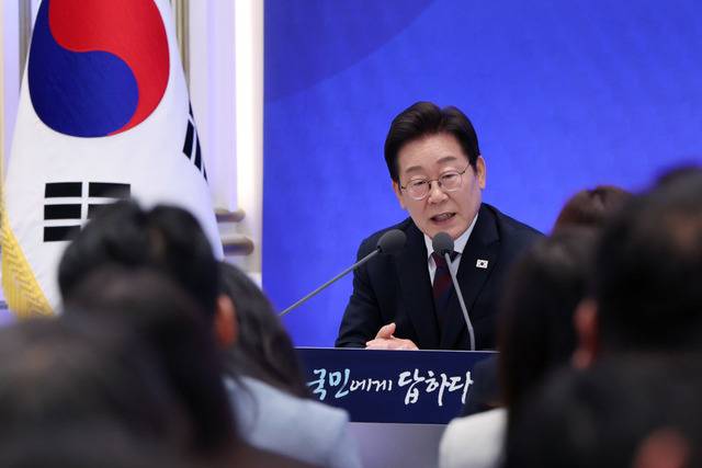 이재명 대통령이 3일 서울 종로구 청와대 영빈관에서 열린 취임 첫 공식 기자회견 ‘대통령의 30일, 언론이 묻고 국민에게 답하다’에 참석해 질문을 받고 있다. 김지훈 기자