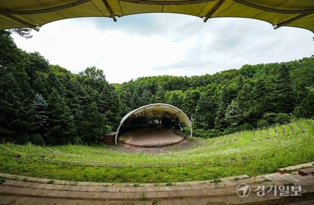 자연과 함께 이뤄진 야외공연장. 홍기웅기자