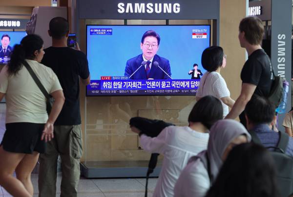▲ 이재명 대통령의 첫 기자회견이 진행된 7월3일 중구 서울역에서 시민들이 방송을 지켜보고 있다. ⓒ연합뉴스