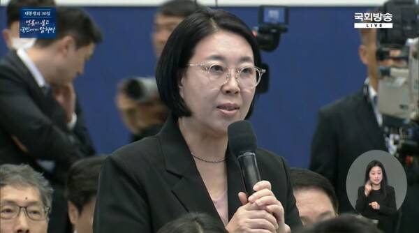 ▲김소정 미디어펜 기자가 3일 이재명 대통령 취임 30일 기자회견에서 제왕적 대통령제와 여대야소 상황을 견제할 제도개선 방안에 대해 질의하고 있다. 사진=국회방송 영상 갈무리