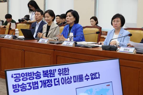 ▲지난 1일 서울 여의도 국회 과학기술정보방송통신위원회 회의실에서 열린 '공영방송 복원 위한 방송3법 개정, 더이상 미룰 수 없다' 토론회에서 최민희 위원장이 발언하고 있다. ⓒ연합뉴스