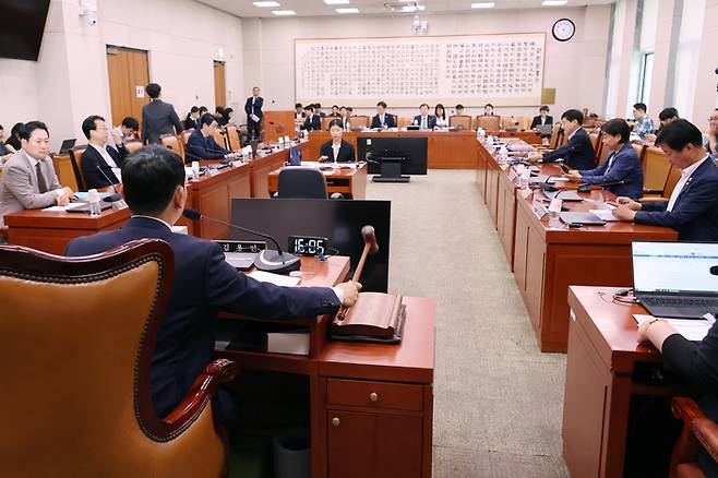 2일 서울 여의도 국회 법제사법위원회에서 여야의 상법개정안 처리 합의 이후 열린 법안심사제1소위원회의에서 더불어민주당 소속 김용민 소위원장이 안건을 상정하고 있다. 2025.7.2 [사진 = 연합뉴스]