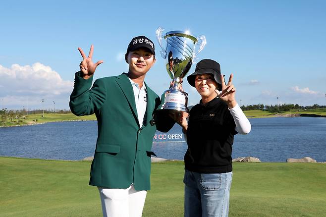 옥태훈과 어머니 고정숙 씨가 군산CC오픈 정상에 오른 뒤 포즈를 취하고 있다. KPGA