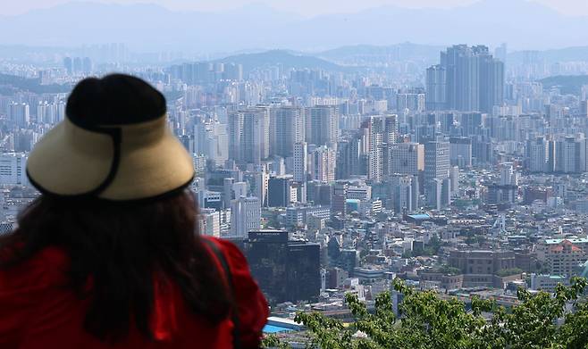 사진은 5월 25일 서울 남산에서 바라본 서울시내 아파트단지 모습.  [제공=뉴스1]