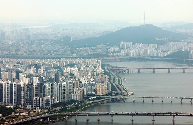 서울 송파구 롯데월드타워 전망대 서울스카이에서 바라본 서울 시내 아파트 단지 모습. [사진 출처 = 연합뉴스]