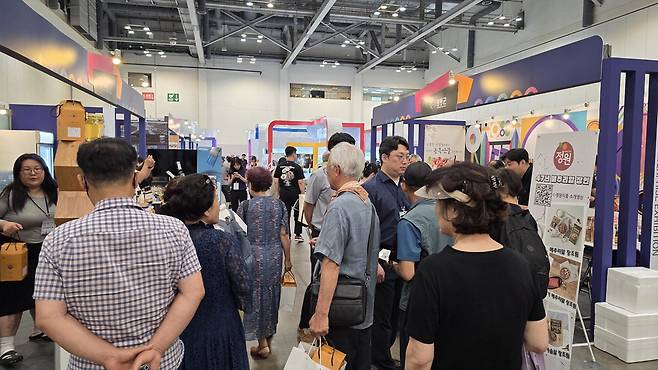 3일 매일경제가 부산 벡스코에서 주최한 '제1회 대한민국 중소기업 박람회'에서 방문객들이 몰려 전시 부스를 관람하고 있다.  한국전시산업원