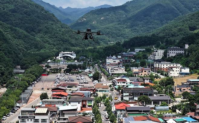 경북도가 폭염 사고 예방을 위해 오는 15일부터 운영하는 확성기를 단 드론.  이 드론은 확성기로 폭염 대응 요령을 안내한다. <자료=경북도>
