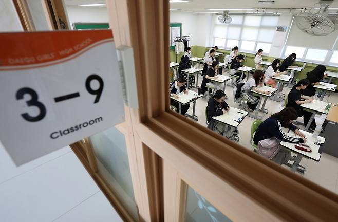 (대구=뉴스1) 공정식 기자 = 2026학년도 대학수학능력시험 6월 모의평가가 치러진 4일 오전 대구 수성구 대구여자고등학교에서 고3 학생들이 1교시 국어 영역 시험을 준비하고 있다. 2025.6.4/뉴스1  Copyright (C) 뉴스1. All rights reserved. 무단 전재 및 재배포,  AI학습 이용 금지. /사진=(대구=뉴스1) 공정식 기자