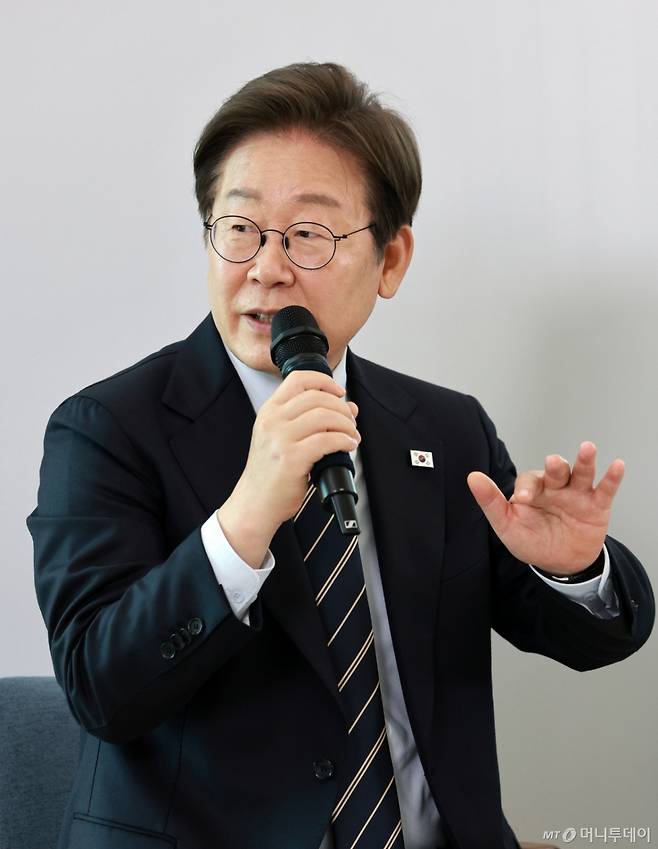 [서울=뉴시스] 고범준 기자 = 이재명 대통령이 30일 서울 용산 대통령실 파인그라스에서 열린 문화예술계 수상자 간담회에서 발언하고 있다. 2025.06.30. bjko@newsis.com /사진=고범준