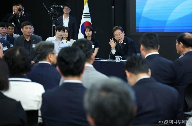 [광주=뉴시스] 고범준 기자 = 이재명 대통령이 25일 광주 국립아시아문화전당에서 열린 광주시민, 전남도민 타운홀미팅에서 발언하고 있다. 2025.06.25. bjko@newsis.com /사진=고범준