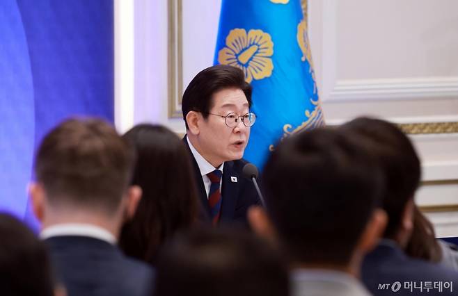 [서울=뉴시스] 고범준 기자 = 이재명 대통령이 3일 청와대 영빈관에서 열린 '대통령의 30일, 언론이 묻고 국민에게 답하다' 기자회견에서 발언하고 있다. 2025.07.03. bjko@newsis.com /사진=고범준