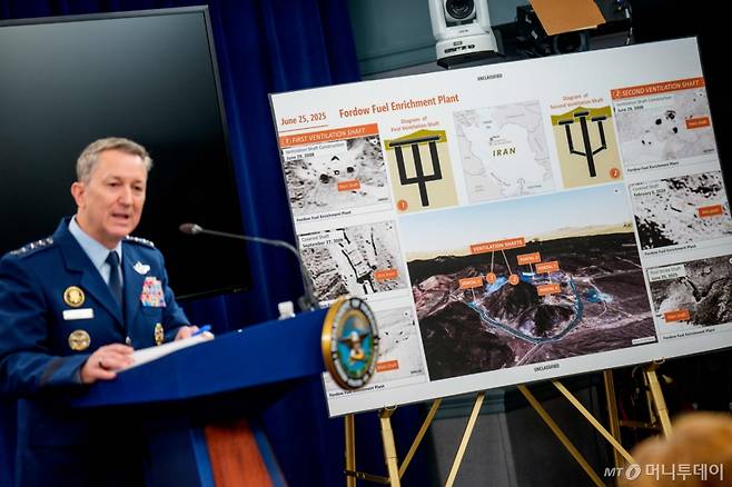 지난달 26일(현지시간) 댄 케인 미국 합동참모본부 의장이 버지니아주 알링턴의 펜타곤에서 열린 기자회견에서 이란의 포르도 핵농축 시설 공격 개요에 대해 설명하고 있다. 미군은 지난 21일 이란의 포르도, 나탄즈, 이스파한 등 3곳의 핵시설에 대한 공습을 감행했으며, 지하 90~100m 깊이에 건설된 포르도에 대해서는 이번 이란 공격에 사용된 초대형 관통 폭탄(Massive Ordnance Penetrator) GBU-57 벙커버스터 총 14발 중 12발을 집중적으로 투하했다. / AFP=뉴스1