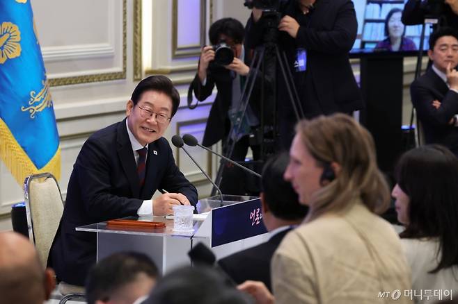 [서울=뉴시스] 고범준 기자 = 이재명 대통령이 3일 청와대 영빈관에서 열린 '대통령의 30일, 언론이 묻고 국민에게 답하다' 기자회견에서 출입기자 질문에 답변하고 있다.  (대통령실통신사진기자단) 2025.07.03. bjko@newsis.com /사진=