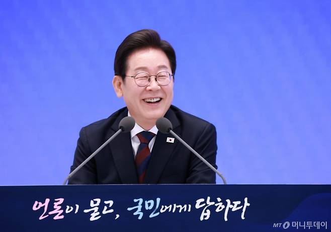 [서울=뉴시스] 고범준 기자 = 이재명 대통령이 3일 청와대 영빈관에서 열린 '대통령의 30일, 언론이 묻고 국민에게 답하다' 기자회견에서 출입기자 질문에 답변하고 있다.  (대통령실통신사진기자단) 2025.07.03. bjko@newsis.com /사진=