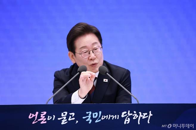 [서울=뉴시스] 고범준 기자 = 이재명 대통령이 3일 청와대 영빈관에서 열린 '대통령의 30일, 언론이 묻고 국민에게 답하다' 기자회견에서 출입기자 질문에 답변하고 있다.  (대통령실통신사진기자단) 2025.07.03. bjko@newsis.com /사진=