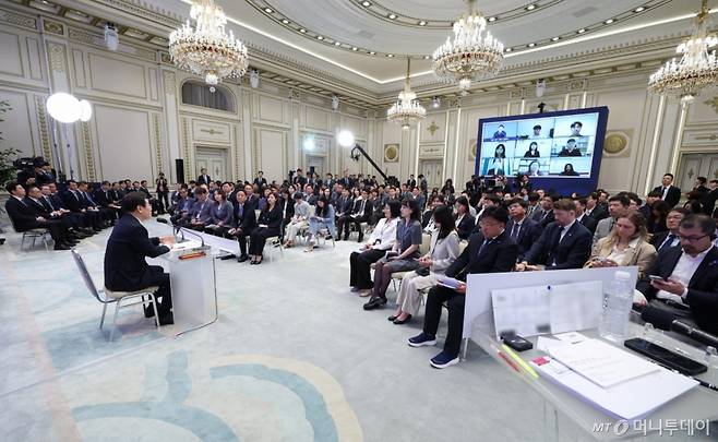 [서울=뉴시스] 고범준 기자 = 이재명 대통령이 3일 청와대 영빈관에서 열린 '대통령의 30일, 언론이 묻고 국민에게 답하다' 기자회견에서 풀뿌리 지역 기자들의 질문을 듣고 있다. 2025.07.03. bjko@newsis.com /사진=고범준