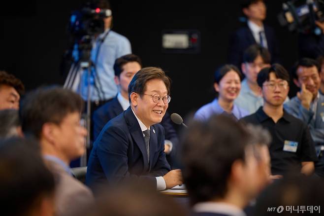 [서울=뉴시스] 이재명 대통령이 25일 광주 국립아시아문화전당에서 광주시민·전남도민과 타운홀미팅을 하고 있다. (사진=대통령실 제공) 2025.06.25. photo@newsis.com *재판매 및 DB 금지 /사진=