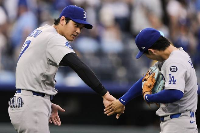 [캔자스시티=AP/뉴시스] LA 다저스의 김혜성(오른쪽)이 29일(현지 시간) 미 미주리주 캔자스시티 코프먼 스타디움에서 열린 2025 메이저리그 캔자스시티 로열스와의 경기를 마친 후 오타니 쇼헤이와 승리를 자축하고 있다. 김혜성은 8회 말 대수비로 나와 공격 기회는 없었고 다저스는 5-1로 승리했다. 2025.6. 30.