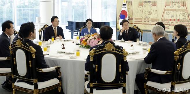 [서울=뉴시스] 최동준 기자 = 이재명 대통령이 3일 서울 한남동 관저에서 열린 국회 비교섭단체 지도부와 오찬회동에서 기본소득당 용혜인 당대표 겸 원내대표 발언을 듣고 있다.  왼쪽부터 시계방향으로 진보당 윤종오 원내대표, 개혁신당 천하람 당대표 권한대행 겸 원내대표, 조국혁신당 김선민 당대표 권한대행, 이 대통령, 진보당 김재연 대표, 기본소득당 용혜인 당대표 겸 원내대표, 조국혁신당 서왕진 원내대표, 우상호 정무수석, 강훈식 비서실장. 2025.07.03. photocdj@newsis.com /사진=최동준