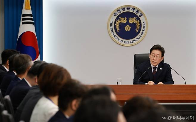 [서울=뉴시스] 고범준 기자 = 이재명 대통령이 3일 서울 용산 대통령실 청사에서 열린 제2차 수석보좌관회의에서 발언하고 있다. 2025.07.03. bjko@newsis.com /사진=고범준