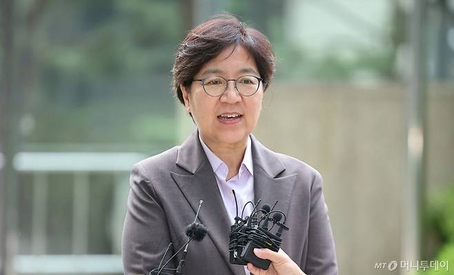 (서울=뉴스1) 김진환 기자 = 정은경 보건복지부 장관 후보자가 30일 오전 서울 중구 소월로 T타워에 마련된 인사청문회 준비 사무실로 출근하며 취재진의 질문에 답변하고 있다. 2025.6.30/뉴스1 Copyright (C) 뉴스1. All rights reserved. 무단 전재 및 재배포, AI학습 이용 금지. /사진=(서울=뉴스1) 김진환 기자