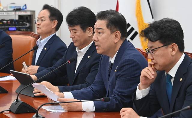 김병기(오른쪽 두번째)더불어민주당 당대표 직무대행 겸 원내대표가 1일 오전 국회에서 열린 원내대책회의에서 발언하고 있다. 곽성호기자