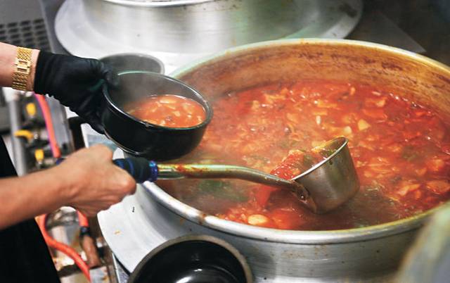 남주동 해장국. 82년째 한 자리에서 국밥을 말아내고 있다.