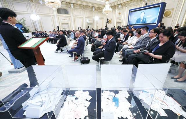 제비뽑기 하듯 질문자 뽑기　  : 3일 청와대 영빈관에서 열린 ‘대통령의 30일, 언론이 묻고 국민에게 답하다’ 기자회견에서 회견장 한쪽에 취재진 명함이 든 질문자 추첨함이 놓여 있다.  연합뉴스