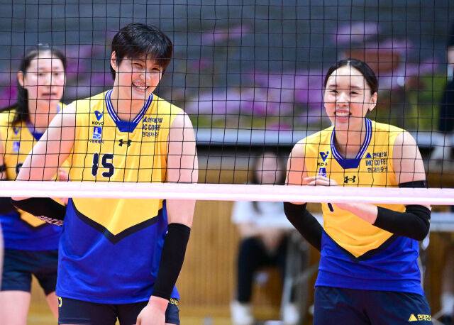 현대건설로 이적한 김희진과 이예림이 환하게 웃고 있다 / 한국배구연맹(KOVO)