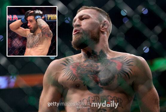 맥그리거(오른쪽)가 토푸리아에게 축하 메시지를 전했다. /게티이미지코리아