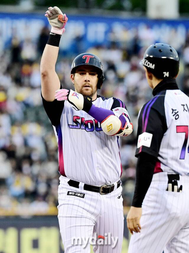 2일 오후 서울 잠실야구장에서 진행된 '2025 프로야구 KBO리그' LG트윈스와 SSG랜더스의 경기.LG 오스틴이 1회말 2사에서 안타를 친 뒤 환호하고 있다./마이데일리