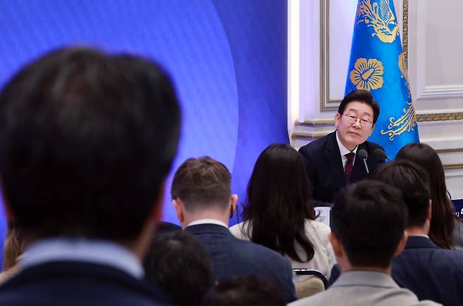 이재명 대통령이 3일 청와대 영빈관에서 열린 ‘대통령의 30일, 언론이 묻고 국민에게 답하다’ 기자회견에서 일본 기자의 질문을 받고 있다. [연합]