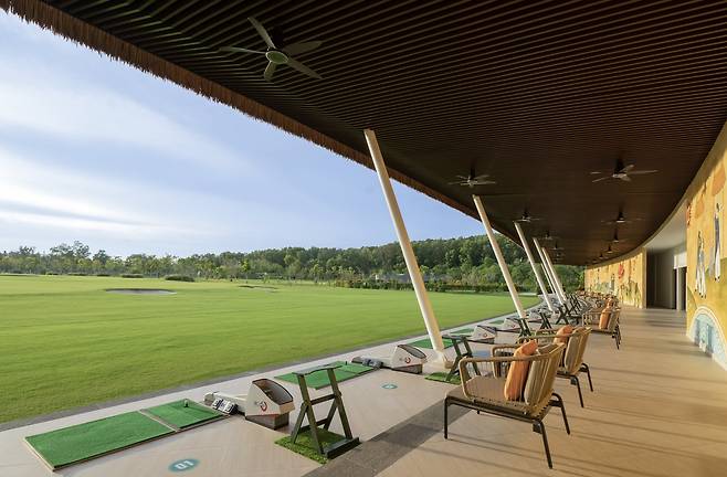 드넓은 자연초원을 향해 샷하는 켐비치 골프연습장