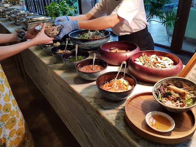 완성된 분짜를 받아가는 뉴월드 고객