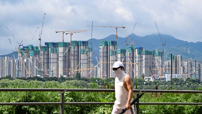 금융당국이 지난달 28일부터 시행한 대출 규제와 관련해 실무지침을 만들어 금융권에 공유했다. 사진은 서울 용산구 한강공원에서 바라본 서초구의 한 아파트 건설현장 모습. [헤럴드DB]