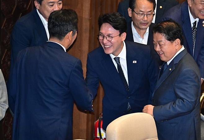 김민석(가운데) 국무총리 후보자가 3일 오후 서울 여의도 국회 본회의에 참석해 정청래 더불어민주당 의원과 악수하고 있다. 이상섭 기자