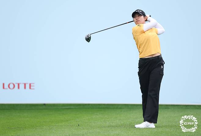 마다솜이 3일 인천 베어즈베스트 청라골프클럽에서 열린 KLPGA 투어 롯데 오픈 1라운드에서 10번홀 티샷을 하고 있다.    [KLPGA 제공]