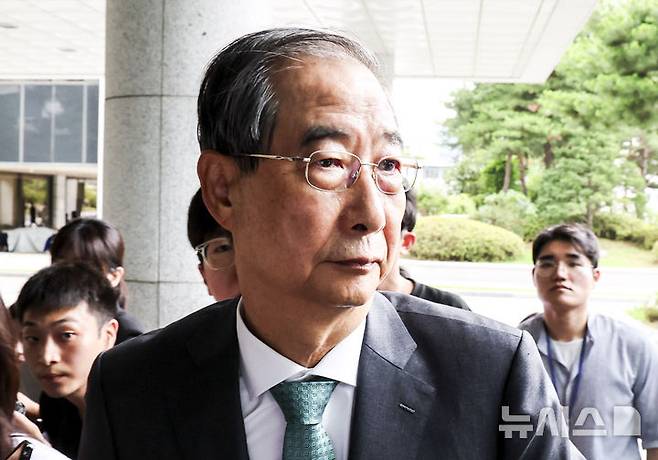 [서울=뉴시스] 조성우 기자 = 내란 동조 혐의를 받는 한덕수 전 국무총리가 내란 특검팀의 소환조사를 마치고 귀가했다. 한 전 총리는 취채진의 질문에 아무런 답을 하지 않고 청사를 빠져나갔다. 사진은 한전 총리가 2일 서울 서초구 서울고검에 마련된 내란특검 사무실에 조사를 받기 위해 출석하는 모습. 2025.07.02. xconfind@newsis.com