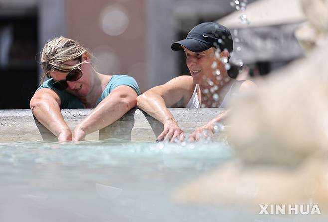 [로마=신화/뉴시스] 27일(현지 시간) 이탈리아 로마 판테온 분수대에서 관광객들이 더위를 식히고 있다. 2025.06.30.</font></font>